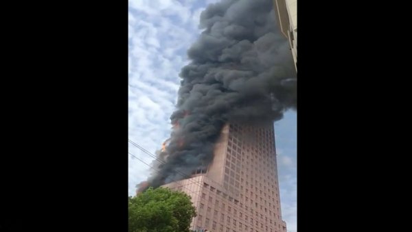 ГОРИ НЕБОДЕР СА 42 СПРАТА: Огроман пожар захватио солитер у кинеском граду Чангшау (ВИДЕО)
