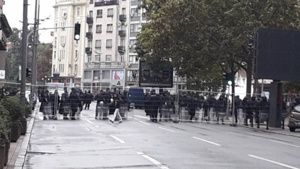 НАШЛИ МУ СЕКИРИЦУ, НОЖ И ДИМНЕ БОМБЕ: У Београду ухапшен Нишлија због напада на полицајца