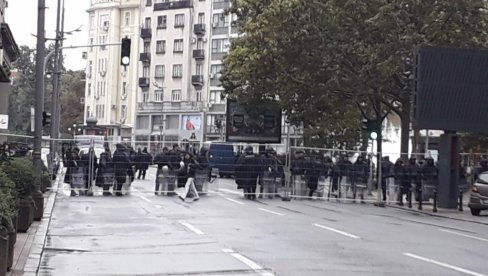 NAŠLI MU SEKIRICU, NOŽ I DIMNE BOMBE: U Beogradu uhapšen Nišlija zbog napada na policajca