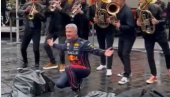 BRITANAC ODUŠEVIO SRBIJU: Legendarni vozač Formule 1 usred centra Beograda igrao uz zvuke naše trube (VIDEO)