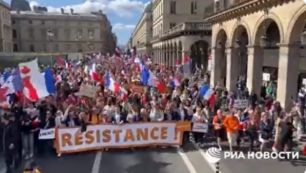 ФРАНЦУЗИ ПРОТИВ ЕУ И НАТО: Протестанти у Паризу захтевају оставку Макрона (ВИДЕО)