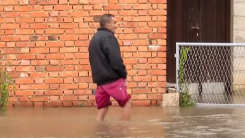 NOVE POPLAVE U HRVATSKOJ: Četiri glavne saobraćajnice poplavljene prema Ozlju; Vodeni talas stiže do Petrinje i Siska (VIDEO)