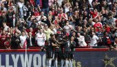 ON SUTRA IDE U ŠKOLU!  Fudbaler Arsenala Itan Nvaneri postao najmlađi debitant u istoriji Premijer lige, navijači mu spevali pesmu (VIDEO)