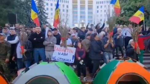 BIĆE TU DOK SE ZAHTEVI NE ISPUNE: Moldavski demonstranti postavili šatore u blizini zgrade parlamenta zemlje (VIDEO)