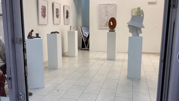 ОТВОРЕНА ИЗЛОЖБА У КОРЊАЧИ: Студенти завршних година вајарског одсека ФЛУ представљају своје радове (ФОТО)