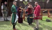 VITEZOVI SE NADMETALI U MAČEVANJU I STRELIČARSTVU: U Gračanici održan šesti festival srednjevekovnih veština i zanata “Šild”