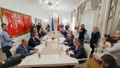 НАКОН ВИШЕ ОД САТ ВРЕМЕНА КАШЊЕЊА: Почео састанак представника парламентарне већине у Црној Гори (ФОТО)