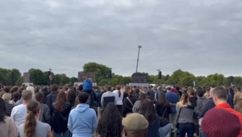 ДВА МИНУТА ЋУТАЊА ЗА КРАЉИЦУ: Стотине хиљада људи у Хајд парку у Лондону (ВИДЕО)