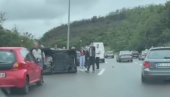 LANČANI SUDAR KOD BUBANJ POTOKA: Jedan automobil prevrnut (VIDEO)