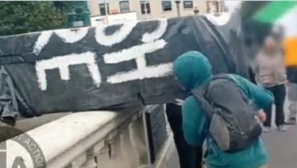 МАРШ ПРОТИВ МОНАРХИЈЕ: Демонстранти бацили ковчег у реку у Даблину (ВИДЕО)