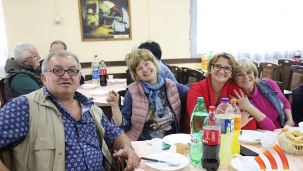 У ЛОНЦУ И БАНАТ И БОСНА, УЗ СЛАНЕ ДРЕЊИНЕ: Жене из села Крајишник организовале традиционални Босански лонац (ФОТО)