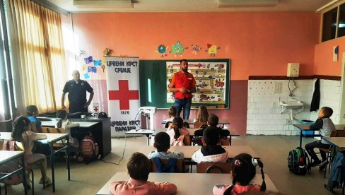 ЗА БЕЗБЕДНОСТ ДЕЦЕ У САОБРАЋАЈУ: Акција параћинског Црвеног крста