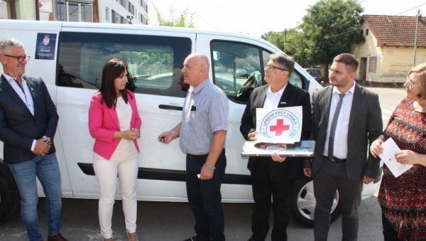 ХУМАНОСТ УВЕК НА ВРЕМЕ: Ново комби возило за квалитетнији рад Црвеног крста у Руми