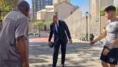 УСРЕД ЊУЈОРКА: Сјајан потез председника Вучића са кошаркашком лоптом (ВИДЕО)