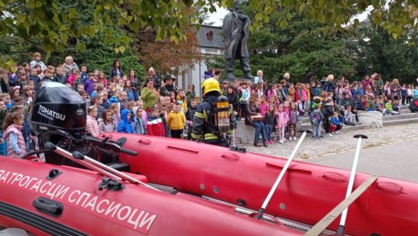 ВАТРОГАСЦИ У ПАРАЋИНУ ИМАЛИ ПОКАЗНУ ВЕЖБУ: Обележен Дан Сектора за ванредне ситуације