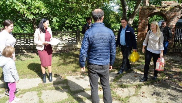 ПОЧЕЛА ПОДЕЛА ПАКЕТА У СВИЛАЈНЦУ: Помоћ у намирницама добиће 320 породица