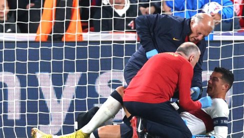 DRAMATIČNE SCENE U PRAGU: Kristijano Ronaldo krvavog lica završio na travi, pa oduševio navijače (FOTO/VIDEO)