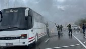 ЗАПАЛИО СЕ У ПОКРЕТУ: Аутобус изгорео на путу Будва-Цетиње, срећом нема повређених путника (ФОТО)