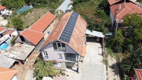 PIONIRI U KORIŠĆENJU ENERGIJE SUNCA: Prve tri mini solarne elektrane puštene u sistem