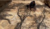 IZ DOBA JE VIZANTIJE: Palestinski voćar nije znao zašto mu maslinjak ne napreduje, pa otkrio zadivljujući mozaik (VIDEO)