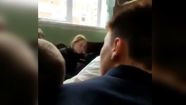 УЗНЕМИРУЈУЋЕ: Први снимци пуцњаве у школи у Русији - преплашена деца се крију - износе мртве  (ВИДЕО)