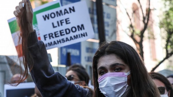 ЗЛОГЛАСНИ ЗАТВОР ЗБОГ ХИЏАБА: Полиција у Ирану ухапсила девојку јер је јела без мараме