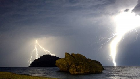 ВАЖНО УПОЗОРЕЊЕ СТИГЛО И НАШИМ ТУРИСТИМА У ГРЧКОЈ: Хитно се огласиле службе - Најављене јаке олује, муње и град