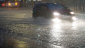 СНАЖНО НЕВРЕМЕ У АНКАРИ: Делови улица под водом, проблеми у саобраћају