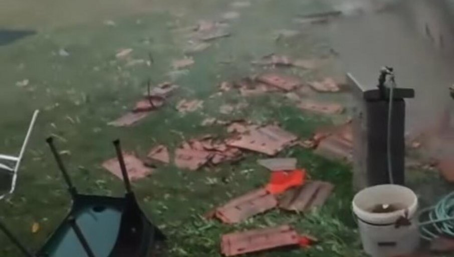 Slika broj 1362588. VETAR ČUPAO DRVĆE, POSKIDAO CREP SA KUĆE: Pogledajte snimak žestoke oluje u  Dobanovcima (VIDEO)