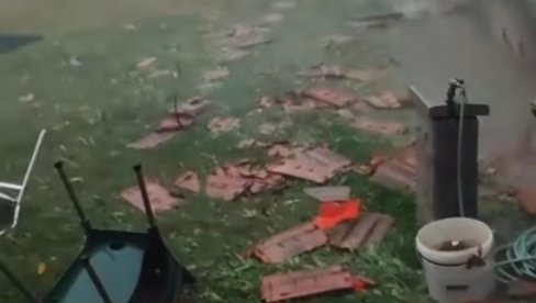 VETAR ČUPAO DRVĆE, POSKIDAO CREP SA KUĆE: Pogledajte snimak žestoke oluje u  Dobanovcima (VIDEO)