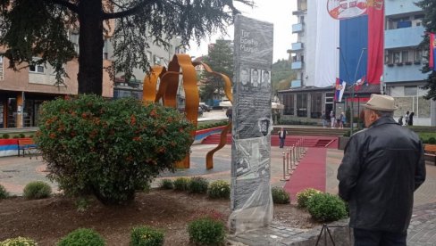 TRI BOŽURA DA ZAUVEK SEĆAJU NA JUNAŠTVO: Otkriven spomenik braći Milić u Kosovskoj Mitrovici (FOTO)
