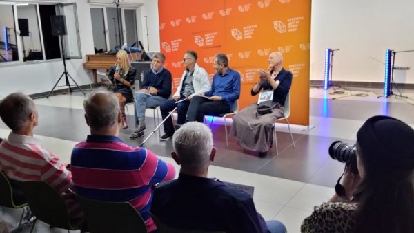 СВЕДОЧАНСТО О ВРЕМЕНУ КОЈЕ ЈЕ ОБЕЛЕЖИЛА ПЕКИНШКА ПАТКА: У Новом Саду промовисана књига о култном бенду