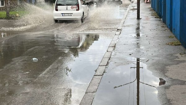 АУТОМОБИЛИ ЗАПЛИВАЛИ УЛИЦАМА: Пљусак направио потоп у улици Југ Богдана у Зрењанину (ФОТО/ВИДЕО)