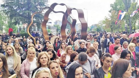 TRI BOŽURA ZA TRI HEROJA MILIĆA: Spomenik na Trgu u Kosovskoj Mitrovici