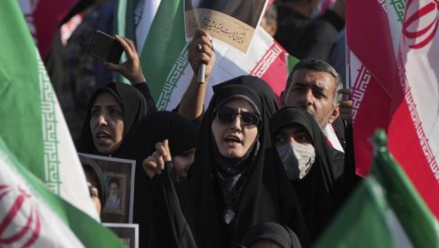 TENZIJE U IRANU SE NE SMIRIJU: Vlasti morale da skinu bilbord žena sa hidžabom