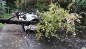 SNAŽNO NEVREME JUČE PROTUTNJALO BEOGRADOM: Drveće padalo na automobile, leteli delovi krovova, grom oštetio aerodrom