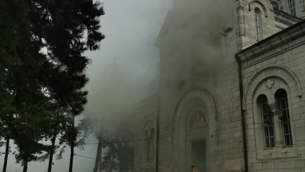 ЧУДОТВОРАЦ ЈАЧИ ОД ВАТРЕ! Пожар захватио храм, а икона Светог Василија остала неоштећена (ФОТО)