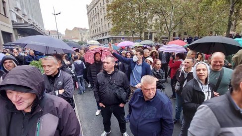 БЛОКИРАН САОБРАЋАЈ: Протест уочи седнице градске скупштине