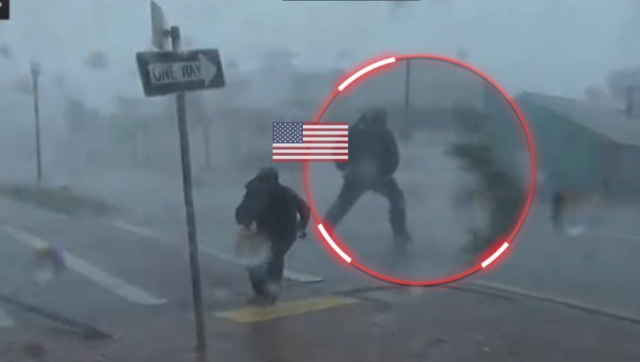 Slika broj 1368813. APOKALIPTIČNE SCENE IZ SAD: Reportera pokosilo drvo tokom uragana - doletelo pravo niotkuda (VIDEO)