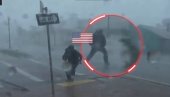 АПОКАЛИПТИЧНЕ СЦЕНЕ ИЗ САД: Репортера покосило дрво током урагана - долетело право ниоткуда (ВИДЕО)