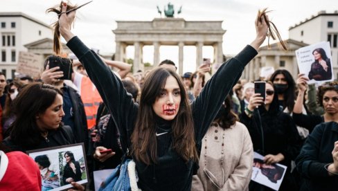 BUNT ILI NEŠTO DRUGO: Zašto žene na protestima seku kosu?