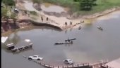 TRAŽE SE NESTALI: Srušio se most dok su automobili prelazili preko njega (VIDEO)