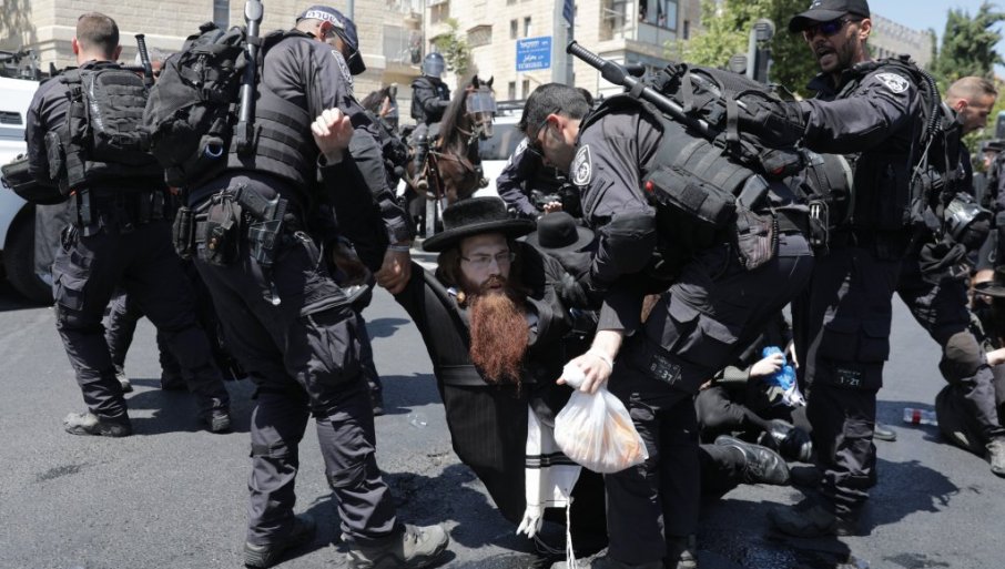 Slika broj 1369042. PROTESTI U IZRAELU: Ultra-ortodoksni Jevreji neće u vojsku zbog studija teologije