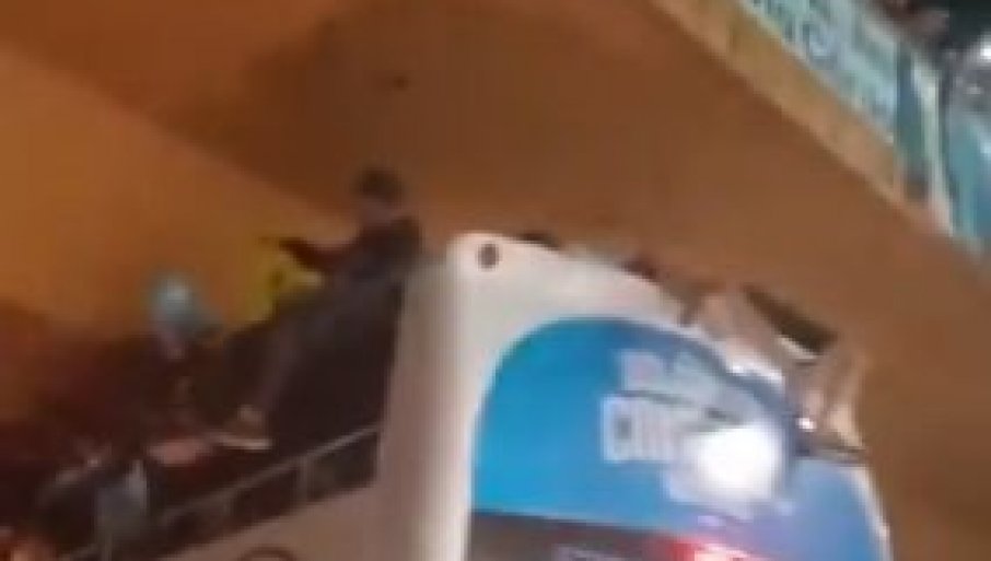 Slika broj 1369165. NAVIJAČI VRIŠTALI: Fudbaleri slavili u otvorenom autobusu, a onda je on krenuo ispod vrlo niskog mosta (VIDEO)