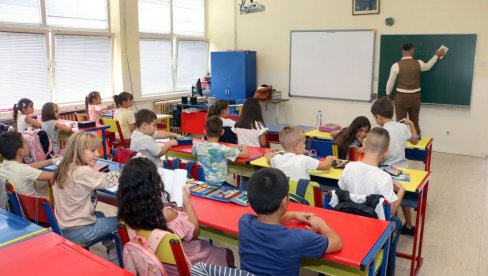 УЏБЕНИЦИ БЕЗ СТРУЧЊАКИЊА И ВОЈНИКИЊА: Стојковић - Мора се поштовати струка, идеологији није место у школским књигама