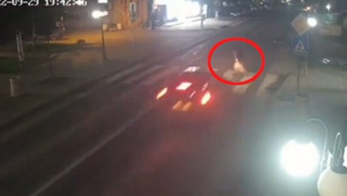 (UZNEMIRUJUĆE) AUTOMOBILOM POKOSIO ŽENU NA PEŠAČKOM PRELAZU: Snimak saobraćajne nesreće u Ćićevcu, žena podlegla povredama u bolnici (VIDEO)