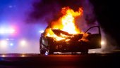 MEŠTANI KARAVUKOVA SPASILI VOZAČA IZ BUKTINJE: Auto se prevrnuo i zapalio (VIDEO)