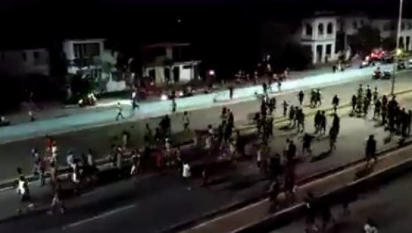 ЦЕЛА КУБА У МРАКУ: Протести на улицама широм Хаване (ВИДЕО)
