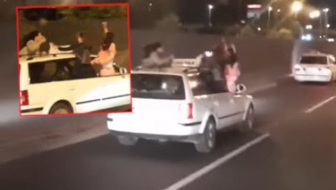 СНИМАК РАЗБЕСНЕО БЕОГРАЂАНЕ: Видите шта девојке раде на прозору таксија - усред вожње (ВИДЕО)