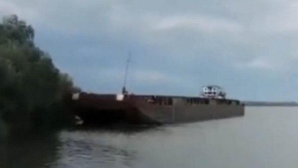 ДРАМА КОД ВИНЧЕ: Теретни брод се откачио и неконтролисано плутао Дунавом (ВИДЕО)